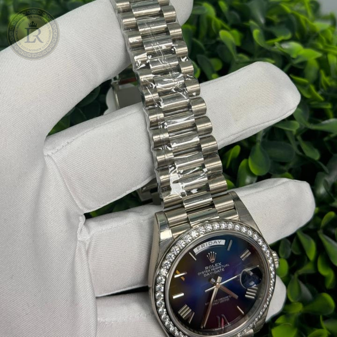 Rolex Day-Date, 36 mm, or gris et diamants, Bleu Ombré