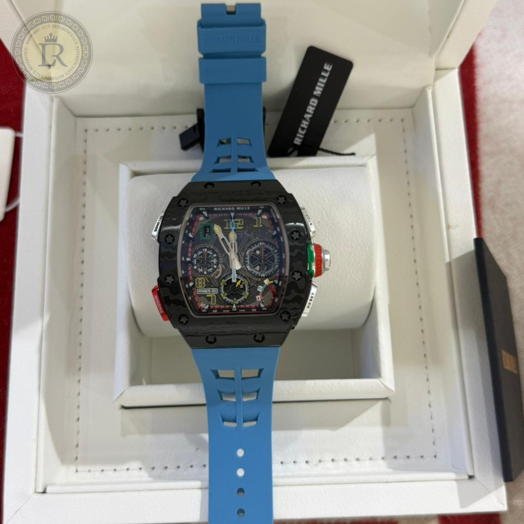 Richard Mille RM 65-01 avec un bracelet en caoutchouc bleu