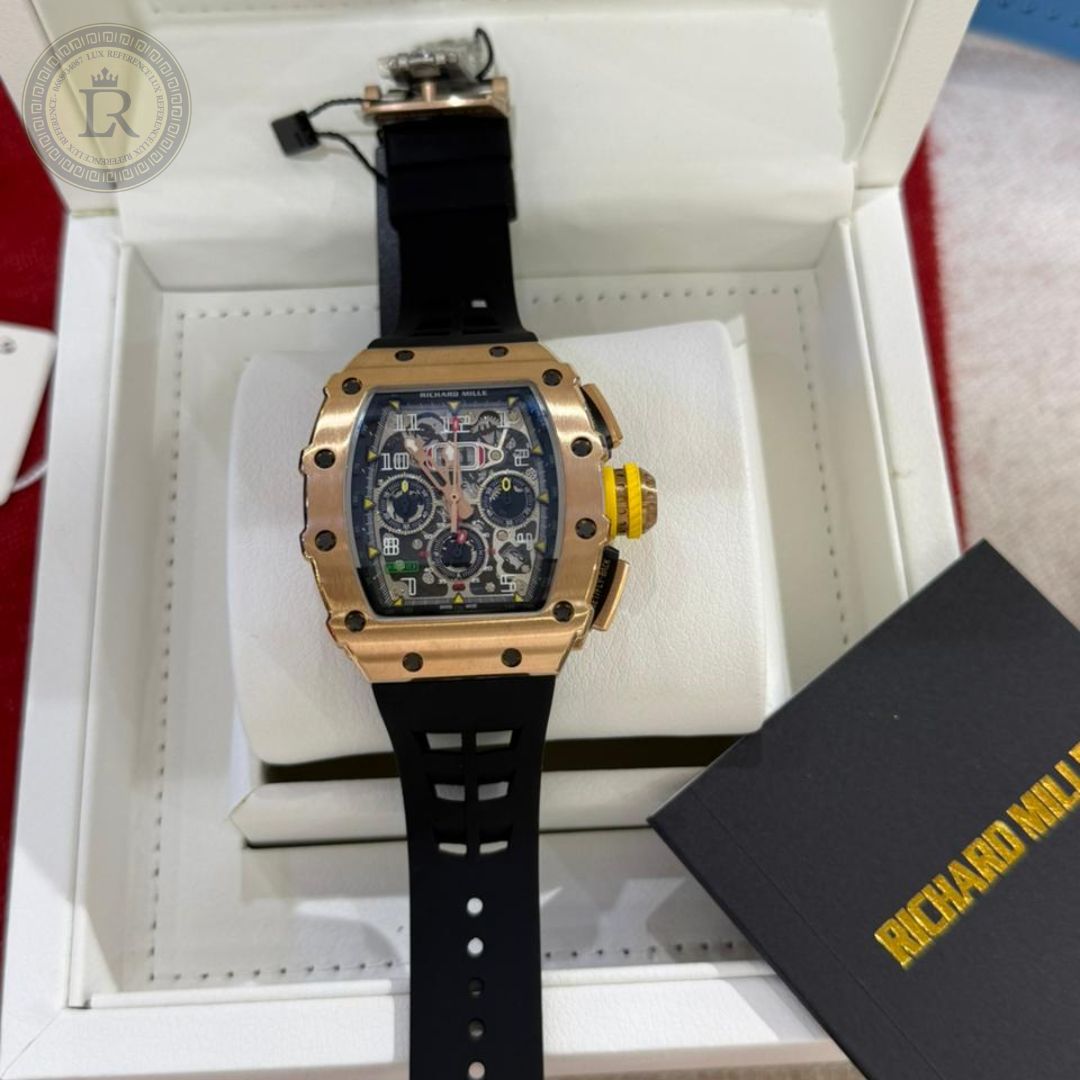 Richard Mille RM 11-03 avec un boîtier en or rose et un bracelet noir