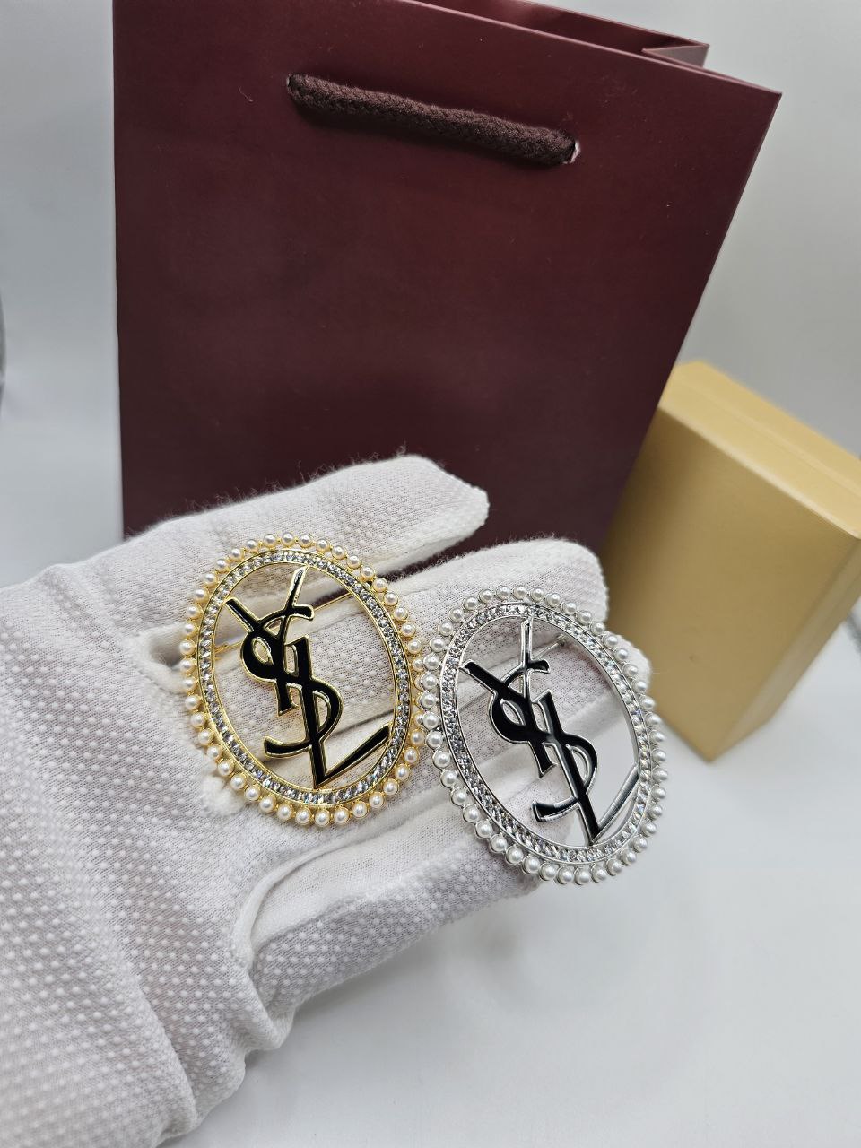 Broche YVES SAINT LAURENT