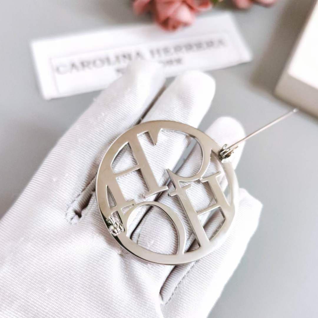 Broche acier CAROLINA HERRERA