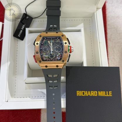 Richard Mille RM65-01 en or rose, avec un bracelet en caoutchouc gris