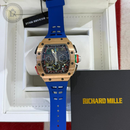 Richard Mille RM 65-01 en or rose, avec un bracelet en caoutchouc bleu