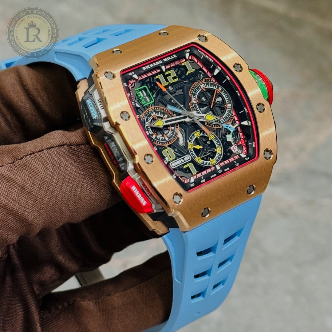 Richard Mille RM 65-01 en or rose avec un bracelet en caoutchouc bleu