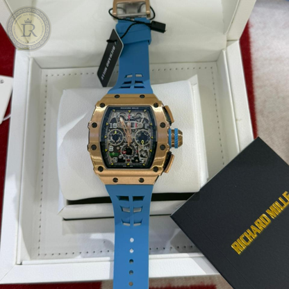 Richard Mille RM 11-03 avec un boîtier en or rose, bracelet en caoutchouc bleu