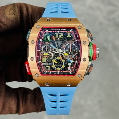 Richard Mille RM 65-01 en or rose avec un bracelet en caoutchouc bleu